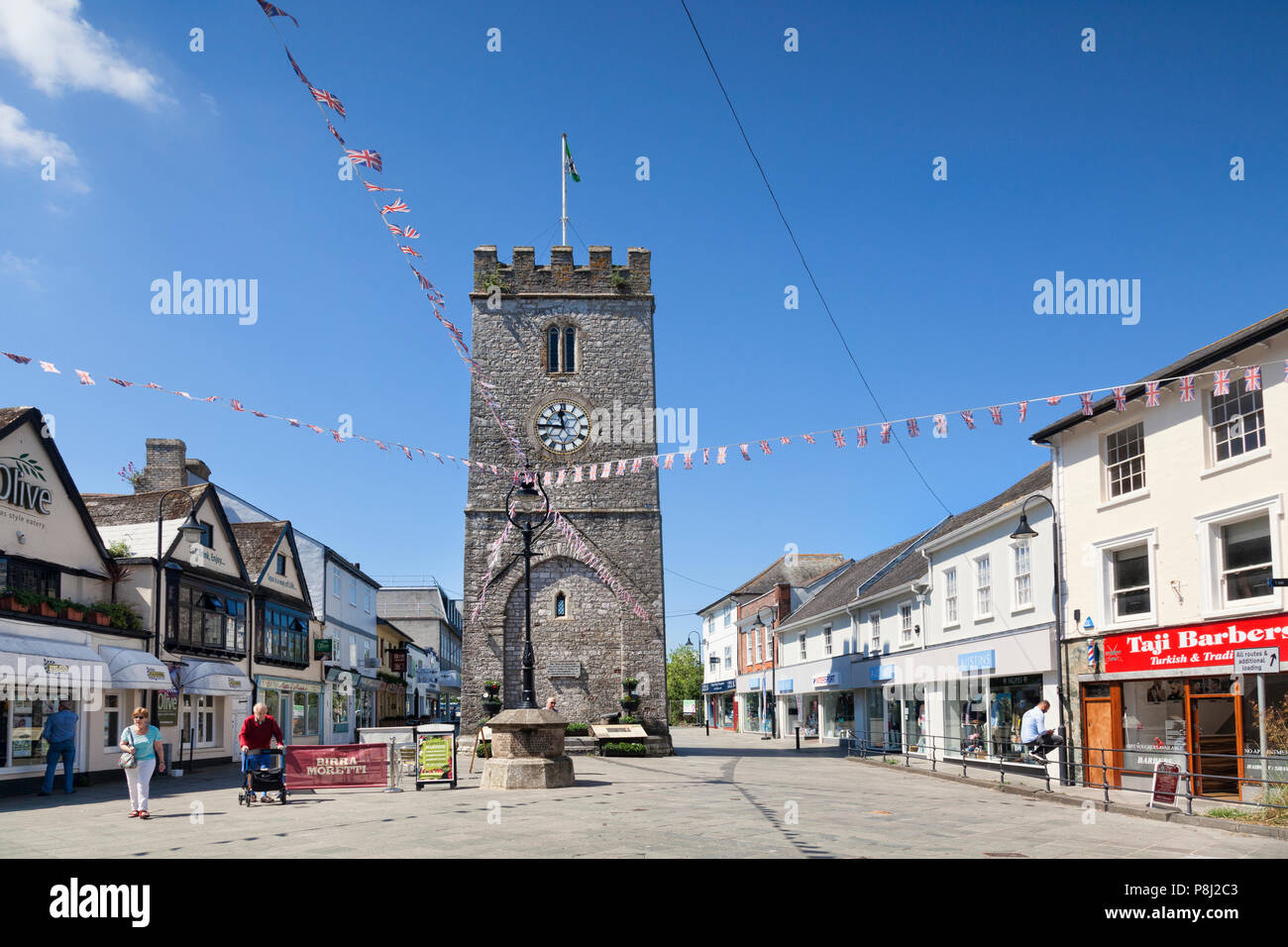 28 Mai 2018 : Newton Abbot, Devon, UK - La Tour de l'horloge et du centre-ville. Banque D'Images