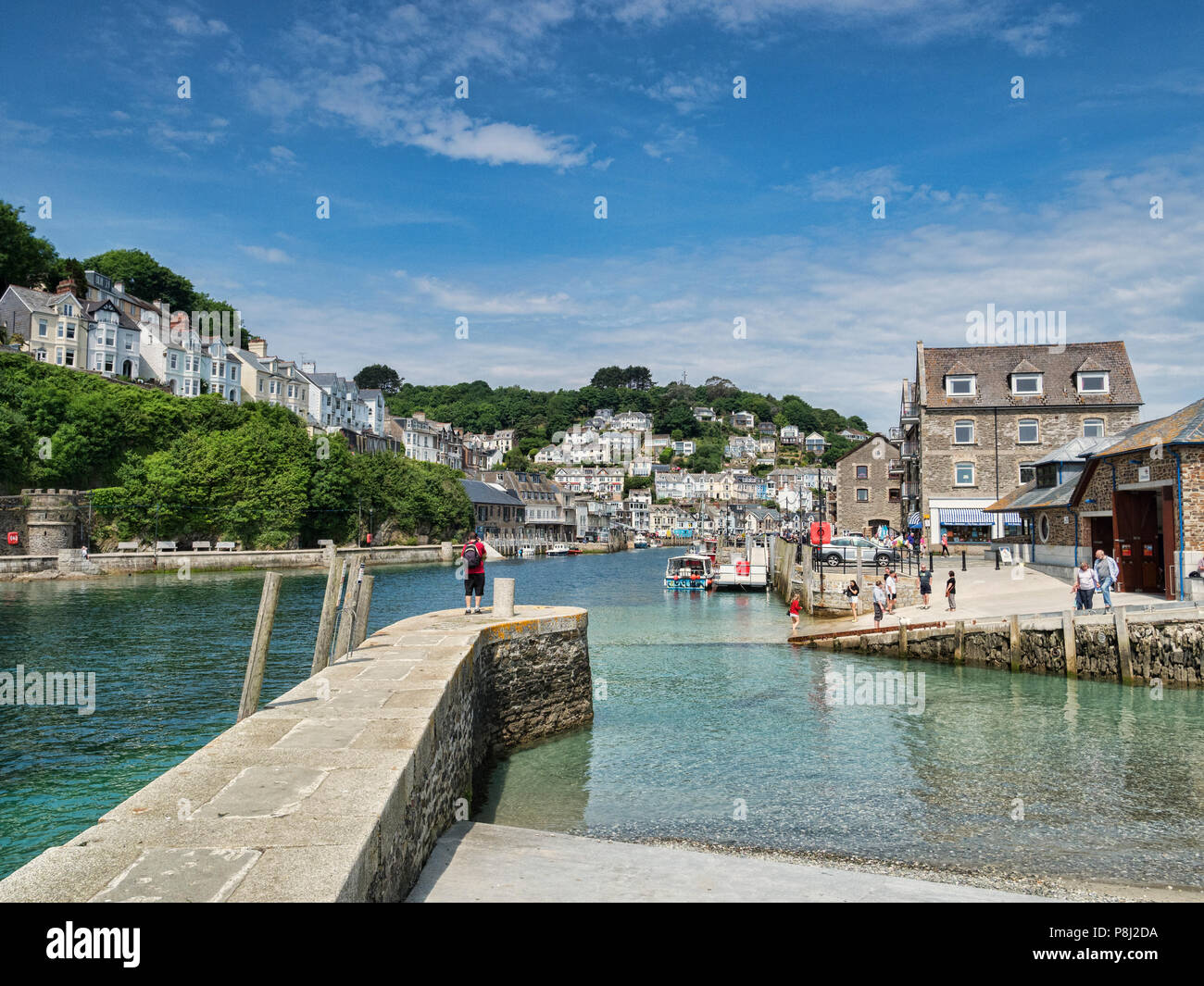 6 juin 2018 : Looe, Cornwall, UK - Jetée sur la rivière Looe, et la ville, sur une belle journée de printemps. Banque D'Images