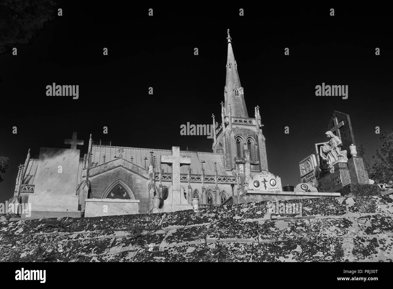 Du coup monochrome Addolorate Cimetière, Paola, Malte montrant la chapelle et pierres tombales et monuments commémoratifs Banque D'Images