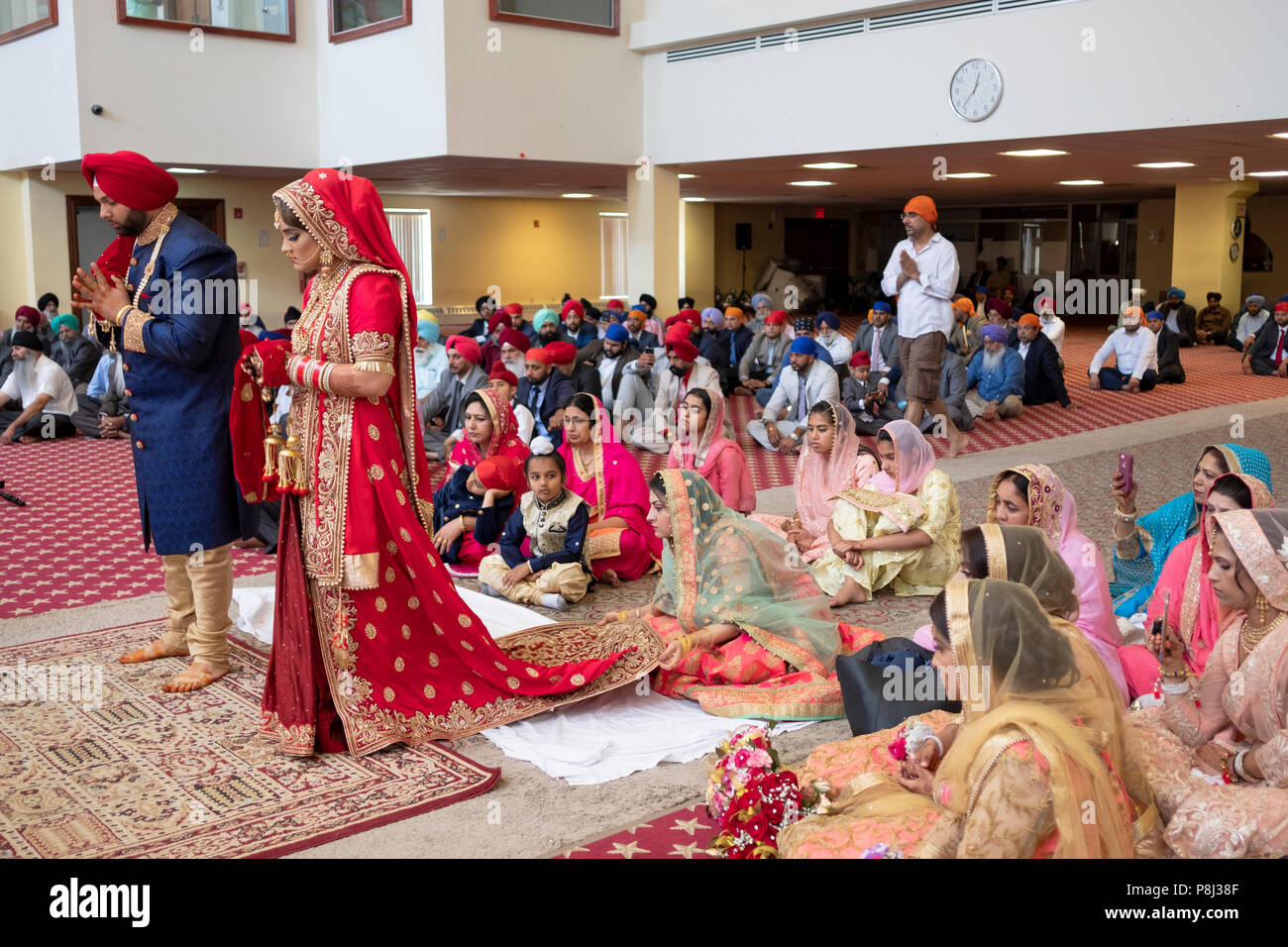 Les mariés à la modifier à leur cérémonie de mariage dans le temple à la Sikh Society à Richmond Hill, Queens, New York. Banque D'Images