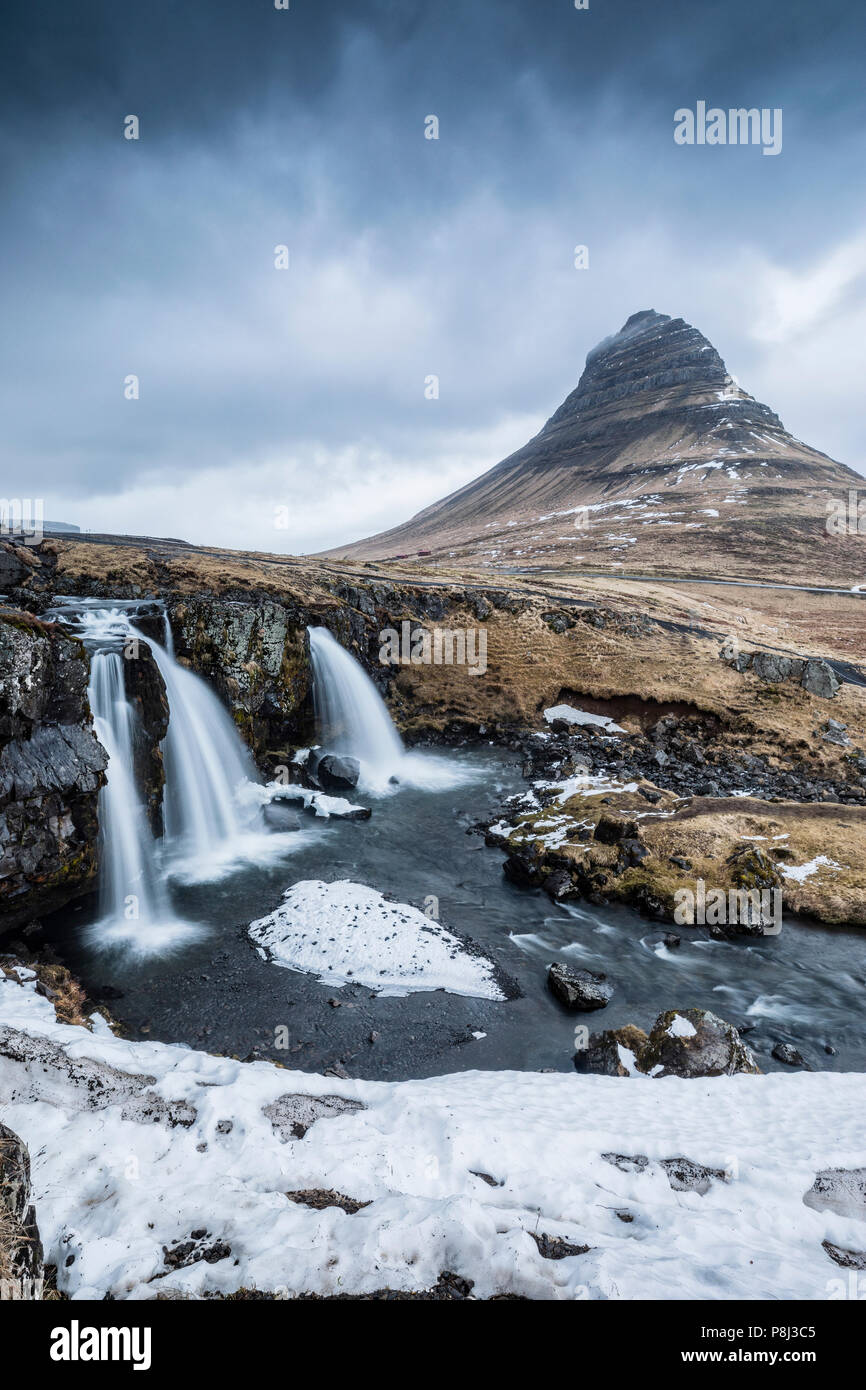 Kirkjufell cascade en Islande Banque D'Images