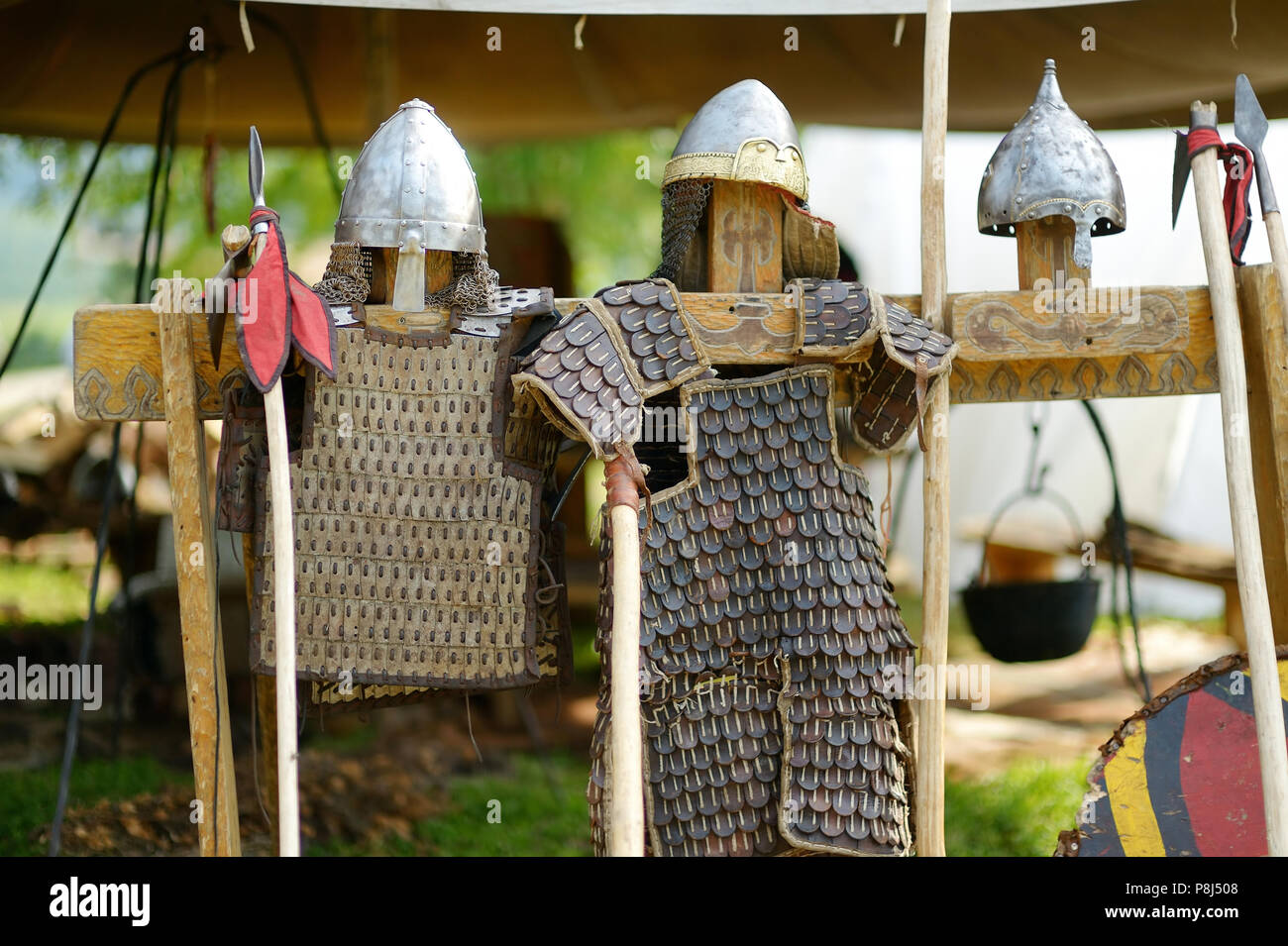 Armure médiévale en cuir, casques métalliques et des lances Banque D'Images