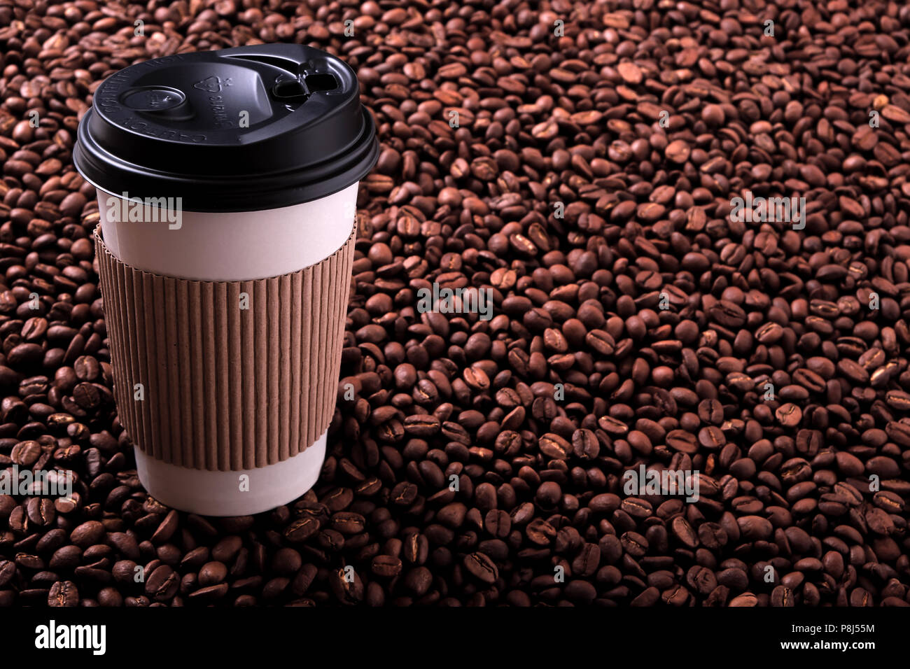 La tasse de café à emporter avec haricots rôti background Banque D'Images