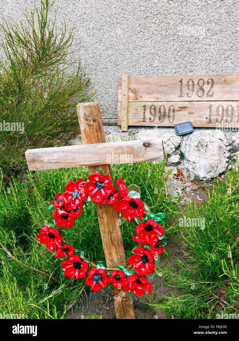 Couronne De Pavot Sur Croix En Bois Fabriques A Partir De Bouteilles De Boissons Recyclees Dans Euston Park 5000 Pour Commemorer Le 100e Anniversaire De La Fin De L If Photo Stock Alamy Couronne De Pavot Sur Croix En Bois Fabriques A Partir De Bouteilles De Boissons Recyclees Dans Euston Park 5000 Pour Commemorer Le 100e Anniversaire De La Fin De L If Photo Stock Alamy