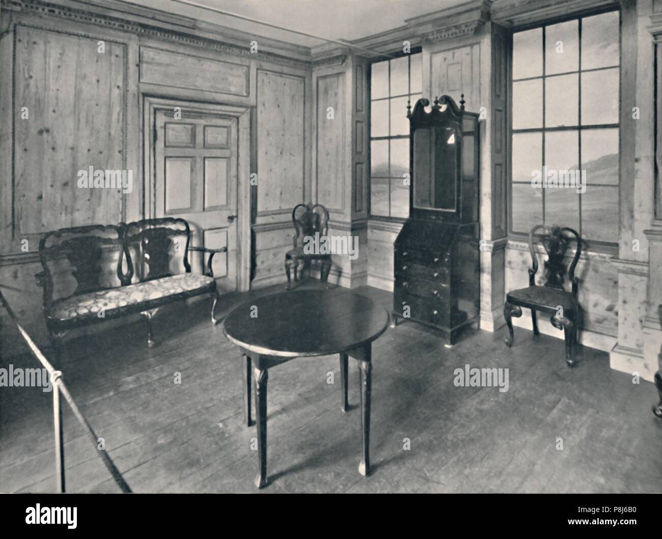 Chambre lambrissée 'date vers 1740, avec des meubles, principalement de la période de la reine Anne", 1927. Artiste : Inconnu. Banque D'Images
