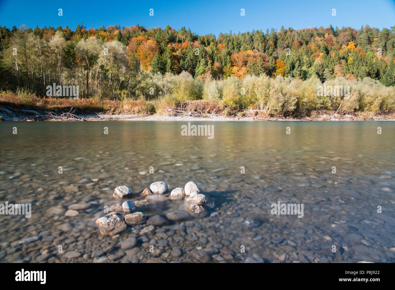 La rivière Lech avec forêt d'automne près de l'Ziegelwiesen, Füssen, en Bavière, Allemagne Banque D'Images