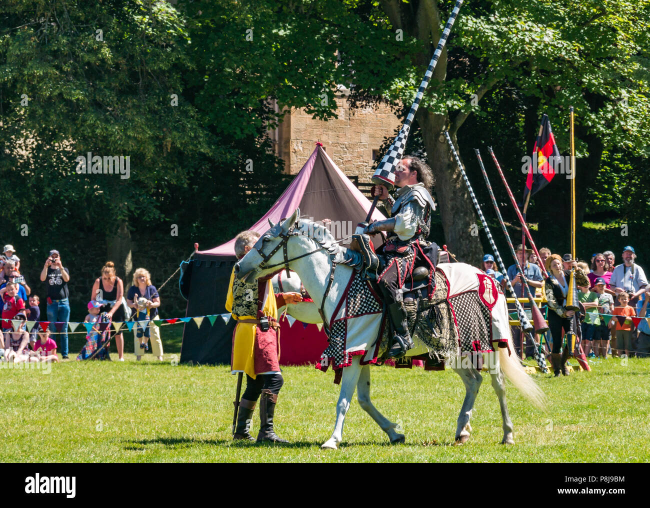 Joutes médiévales, Le Palais de Linlithgow, Ecosse, Royaume-Uni. HES été, des animations par Les Amis d'Onno equine stunt team. Chevalier à cheval avec une lance Banque D'Images