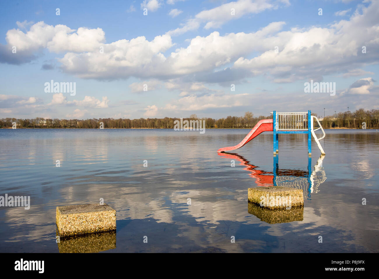 Faites glisser l'eau dans un lac dans les Pays-Bas à l'été, aire de jeux d'enfants Banque D'Images