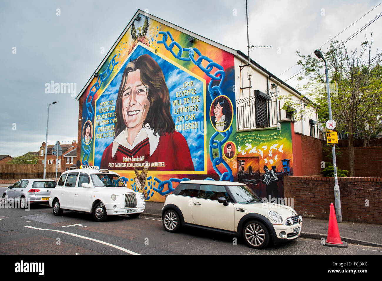 Sur le mur de graffiti politique dans l'Ouest de Belfast, qui rappellent la guerre civile entre catholiques et protestants, Belfast Banque D'Images