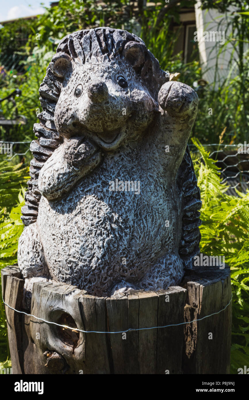 Belle petite statue de jardin d'une forme hedgehog en Allemagne Banque D'Images