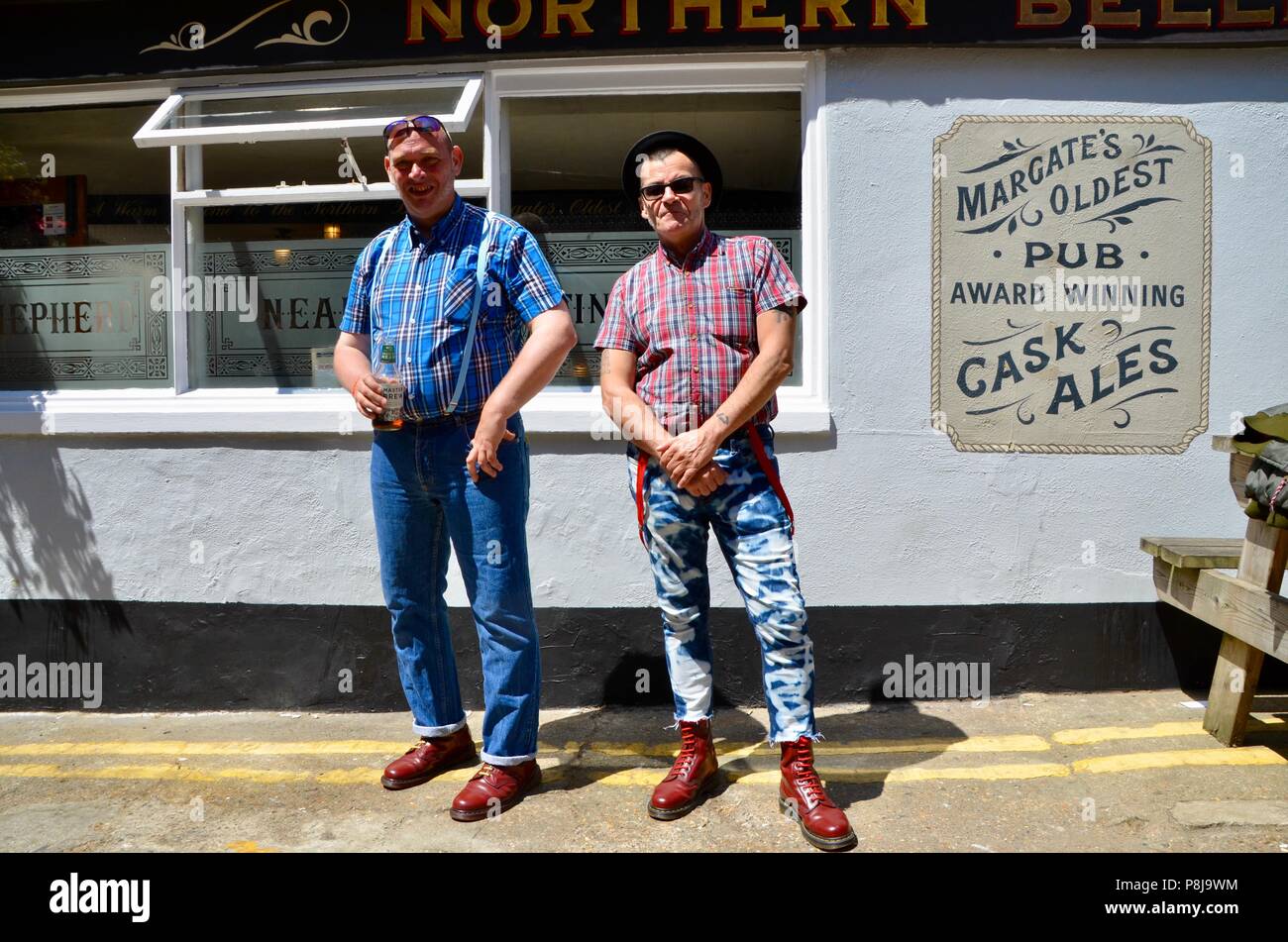 Deux vieux skinheads posent à l'extérieur du northern belle pub margate kent UK Banque D'Images