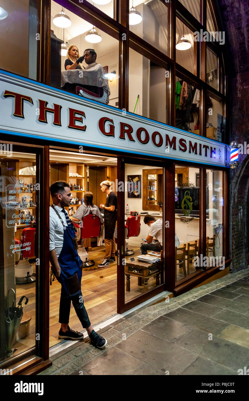 Le Groomsmith les barbiers, London Bridge, Londres, Angleterre Banque D'Images