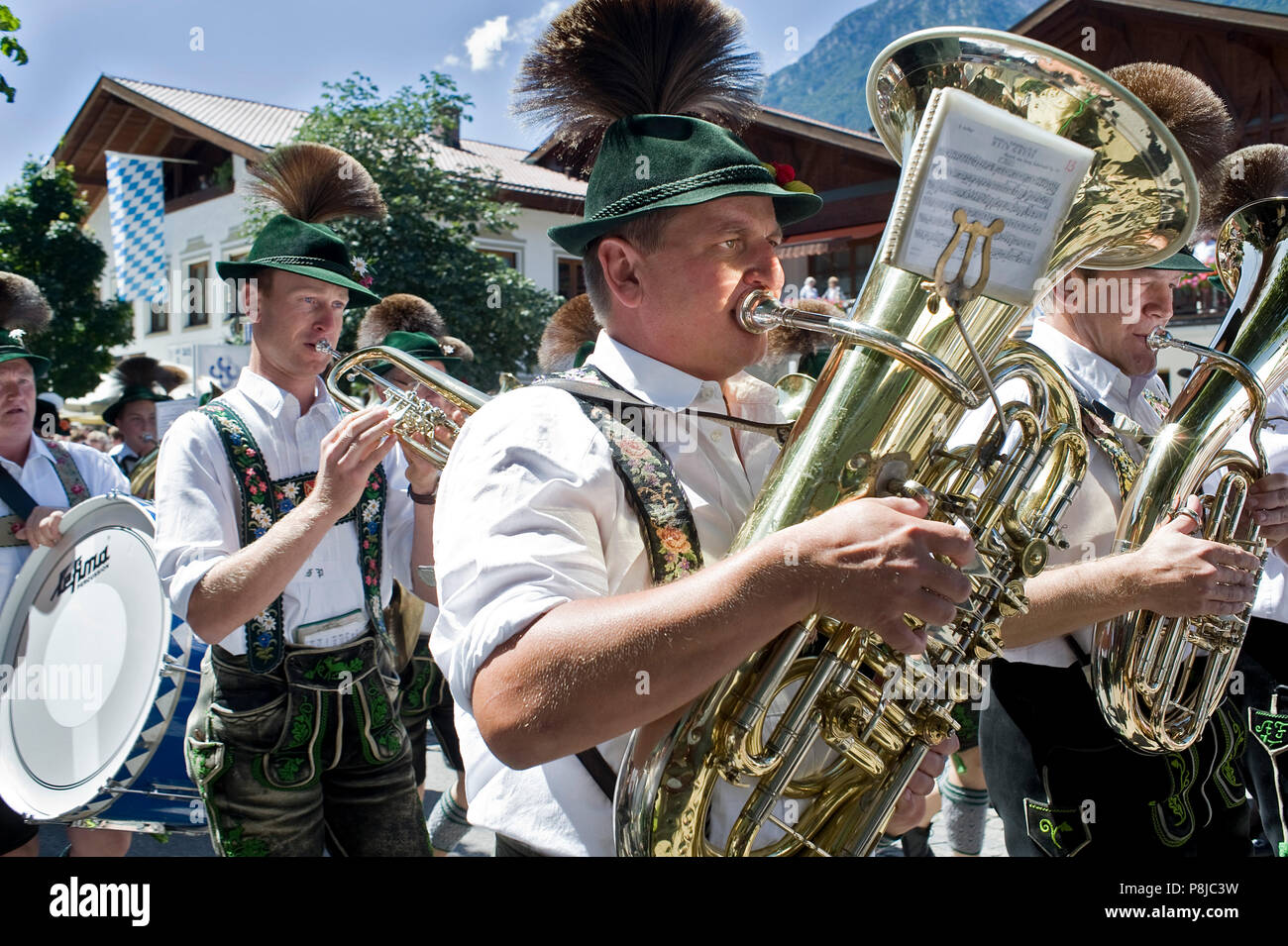 Procession d'une fanfare bavaroise dans la ville de Garmisch-Partenkirchen. Banque D'Images