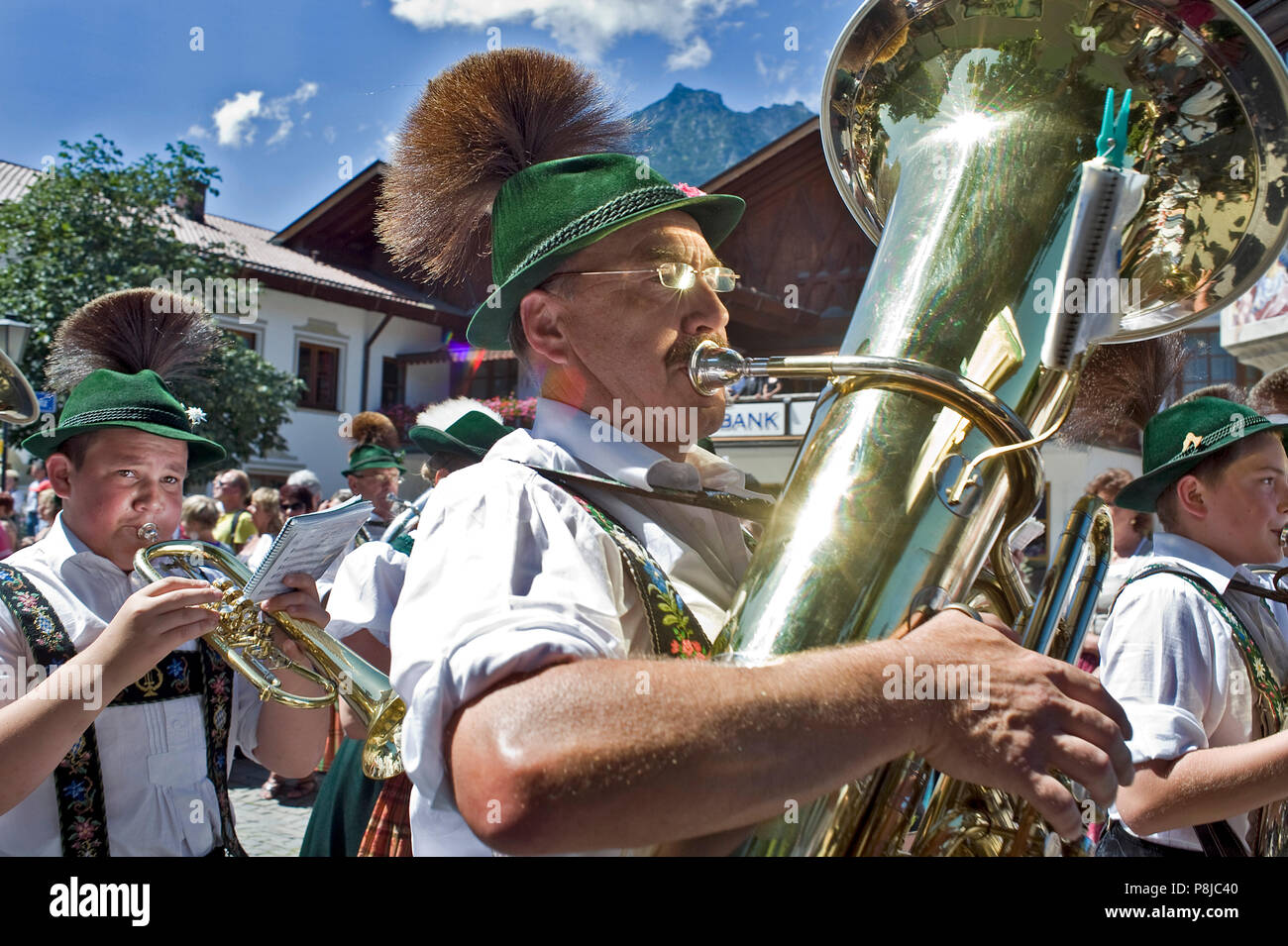 Procession d'une fanfare bavaroise dans la ville de Garmisch-Partenkirchen. Banque D'Images