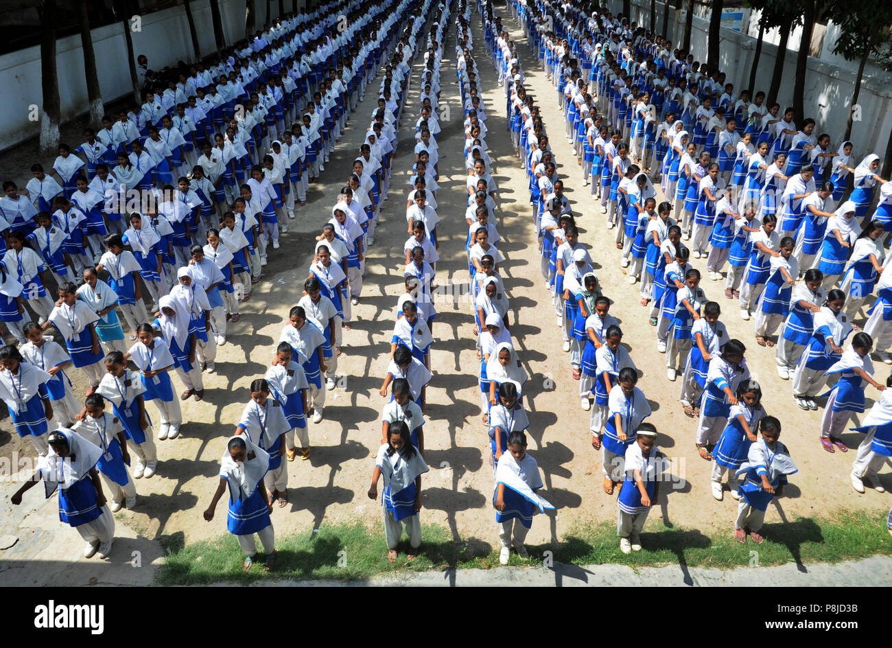 Dhaka, Bangladesh - 12 juin 2012 : les pratiques des étudiants du Bangladesh l'exercice physique à l'école de Dhaka, Bangladesh. Chaque jour, les étudiants ont à au Banque D'Images