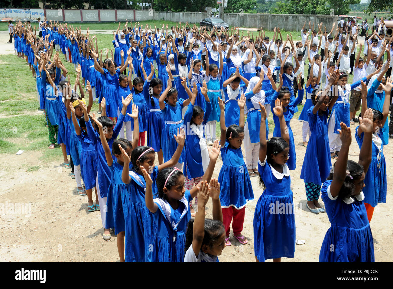 Dhaka, Bangladesh - 05 juin 2016 : les pratiques des étudiants du Bangladesh l'exercice physique à l'école à Narayanganj, près de Dhaka, Bangladesh. Chaque jour, le s Banque D'Images