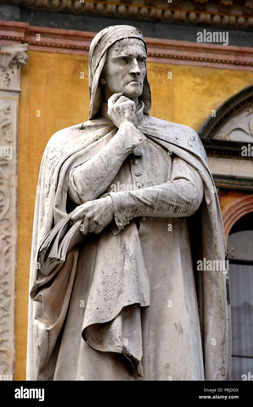 La statue de Dante Alighieri dans la Piazza dei Signori square, Vérone, Vénétie, Italie, italienne ( Durante degli Alighieri Dante Alighieri - ou simplement Dante 1265 - 1321 a été un grand poète italien de la fin du Moyen Âge. Sa Divine Comédie, initialement appelé Comedìa (italien moderne : Commedia) et plus tard baptisé Divina par Giovanni Boccaccio, est largement considéré comme le plus important poème du Moyen Âge et le plus grand travail littéraire en langue italienne ) Banque D'Images