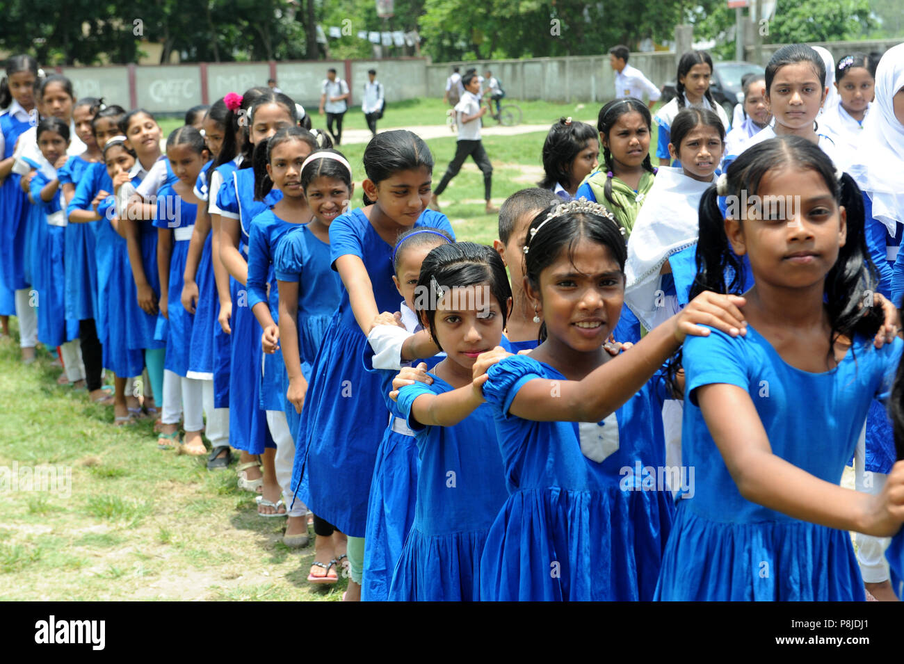 Dhaka, Bangladesh - 05 juin 2016 : les pratiques des étudiants du Bangladesh l'exercice physique à l'école à Narayanganj, près de Dhaka, Bangladesh. Chaque jour, le s Banque D'Images