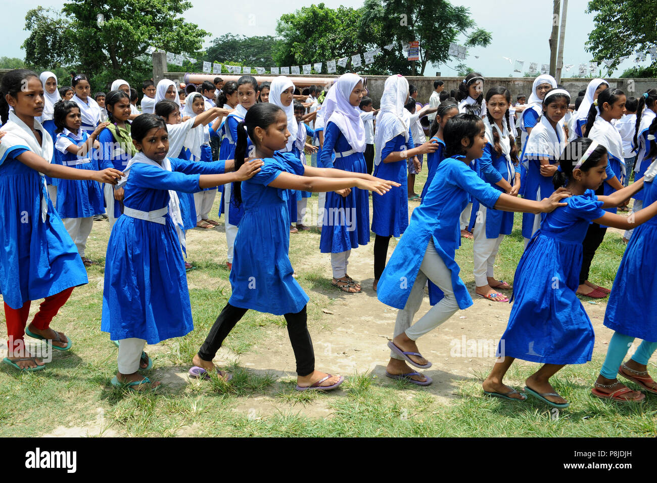 Dhaka, Bangladesh - 05 juin 2016 : les pratiques des étudiants du Bangladesh l'exercice physique à l'école à Narayanganj, près de Dhaka, Bangladesh. Chaque jour, le s Banque D'Images