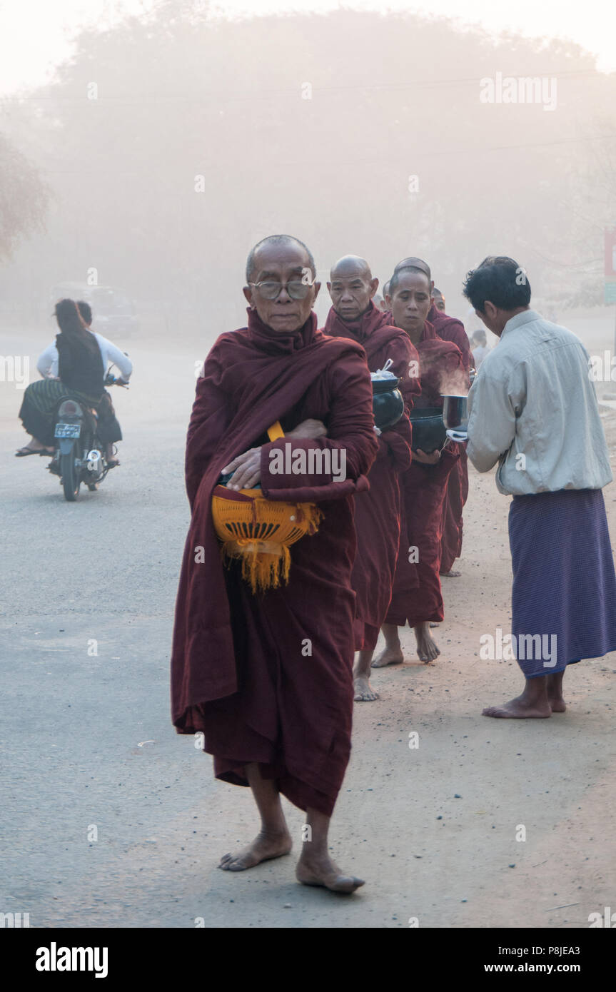 La collecte de l'aumône des moines dans le village Nyang Oo Banque D'Images