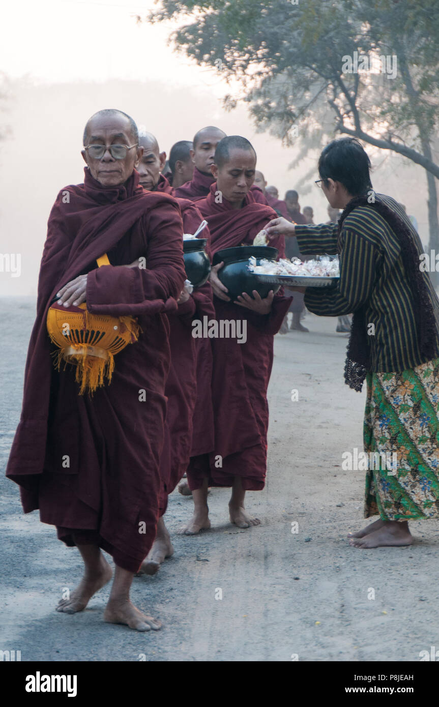 La collecte de l'aumône des moines dans le village Nyang Oo Banque D'Images