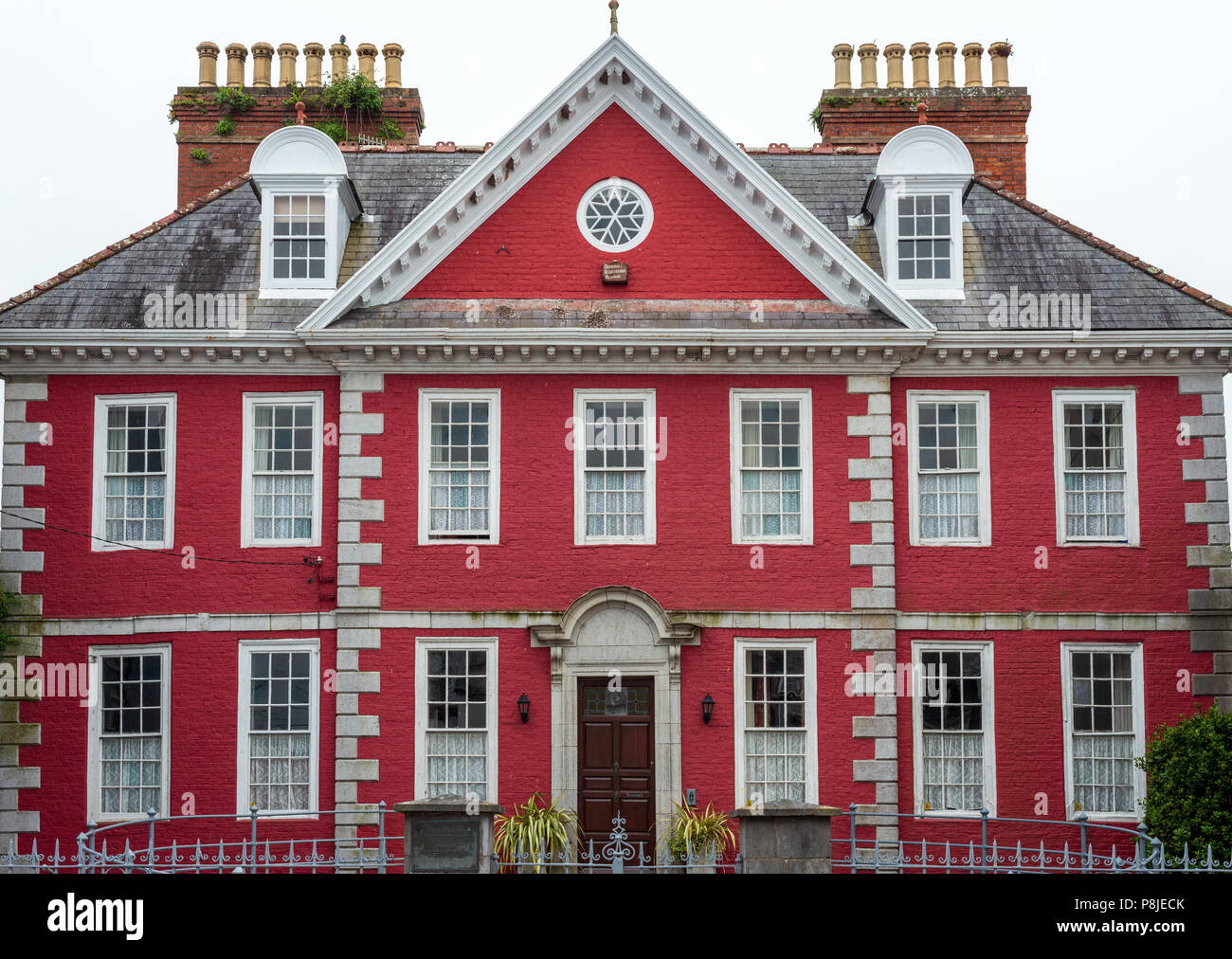 La maison rouge de style Queen Ann comme maison de ville de style hollandais à Youghal, comté de Cork, Irlande. Banque D'Images
