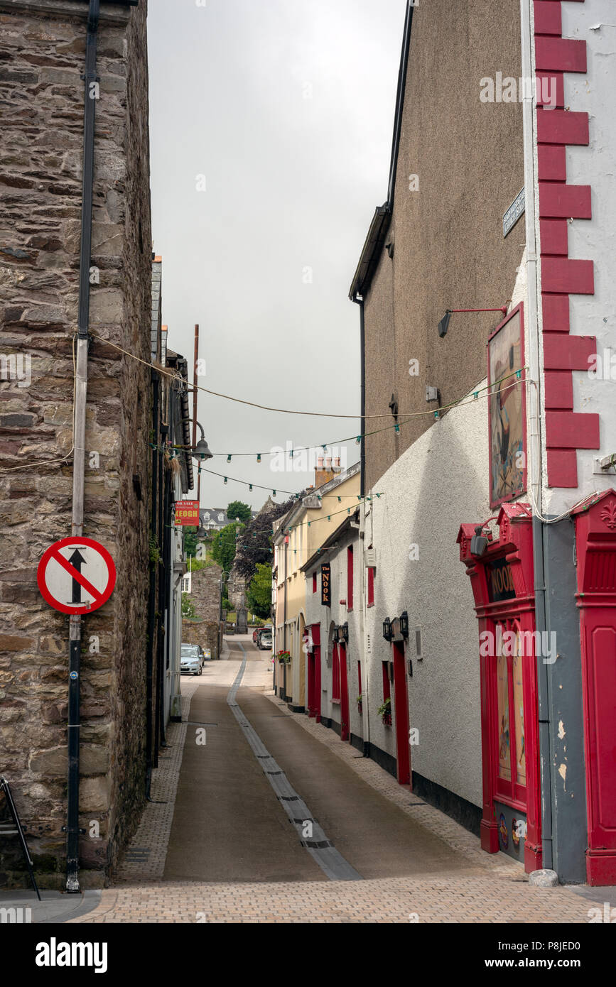 La rue de l'église menant à la rue Mary's Collegiate Church à Youghal, Irlande. Banque D'Images