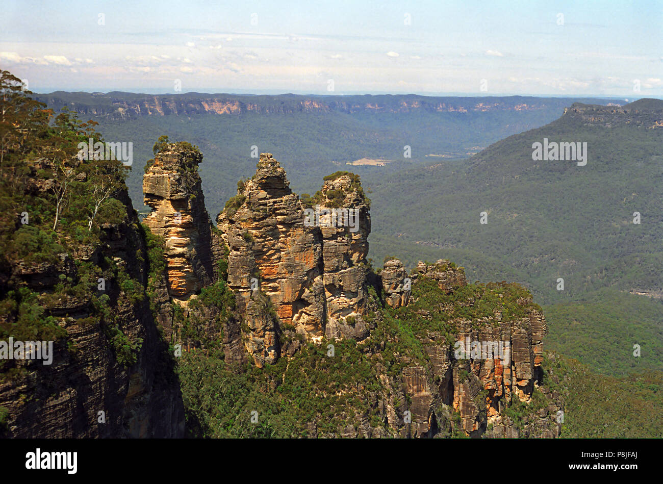 Le classique bleu vue montagnes : les trois soeurs de Echo Point, Katoomba, NSW, Australie Banque D'Images