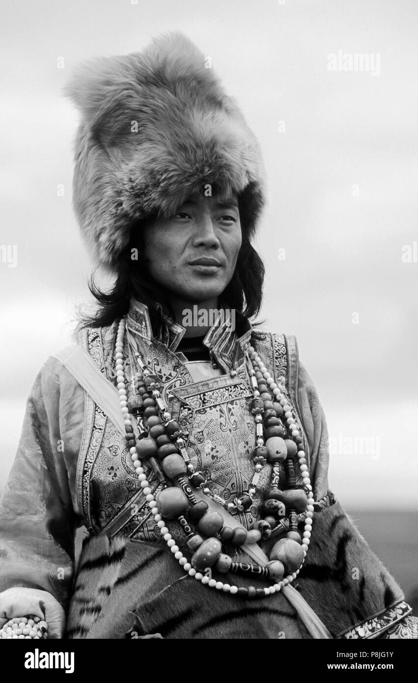 Khampa mâle porte des pierres de corail, zee, fox fur hat & à la peau de tigre Litang Horse Festival - La province du Sichuan, Chine (Tibet), Banque D'Images