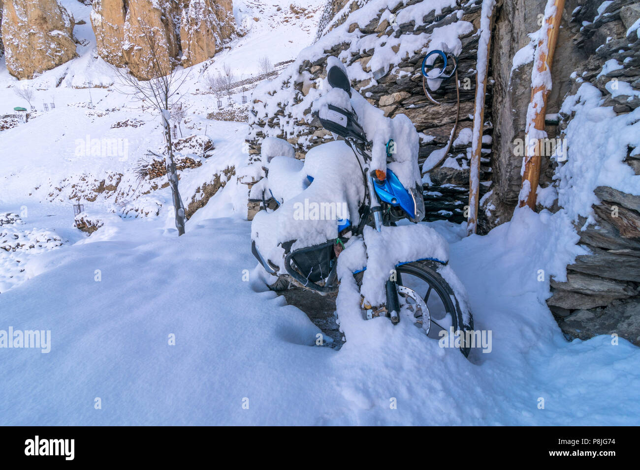 La neige a couvert de moto dans WinterSpit Dhankar, Village, Himachal Banque D'Images