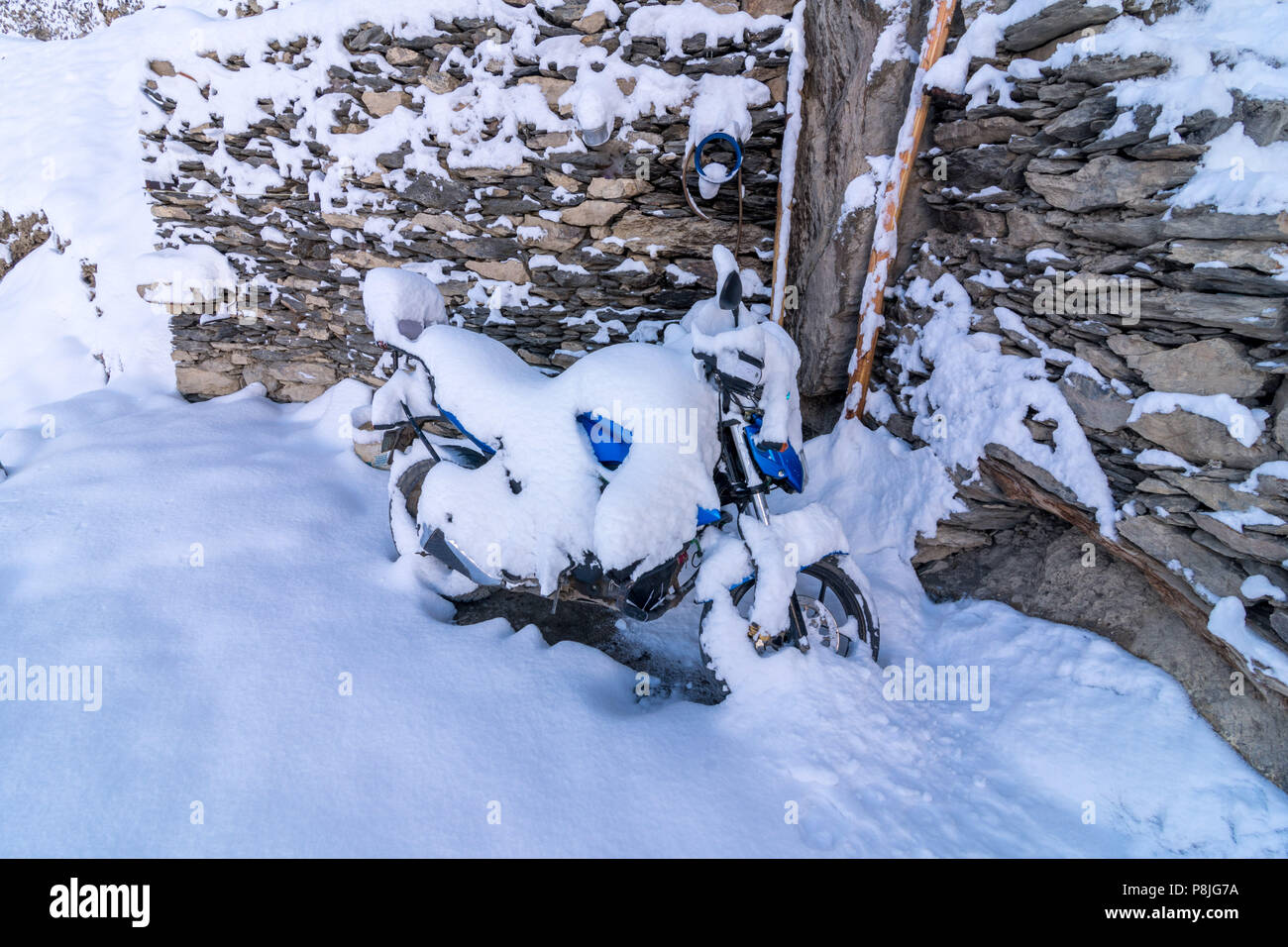 La neige a couvert de moto dans WinterSpit Dhankar, Village, Himachal Banque D'Images