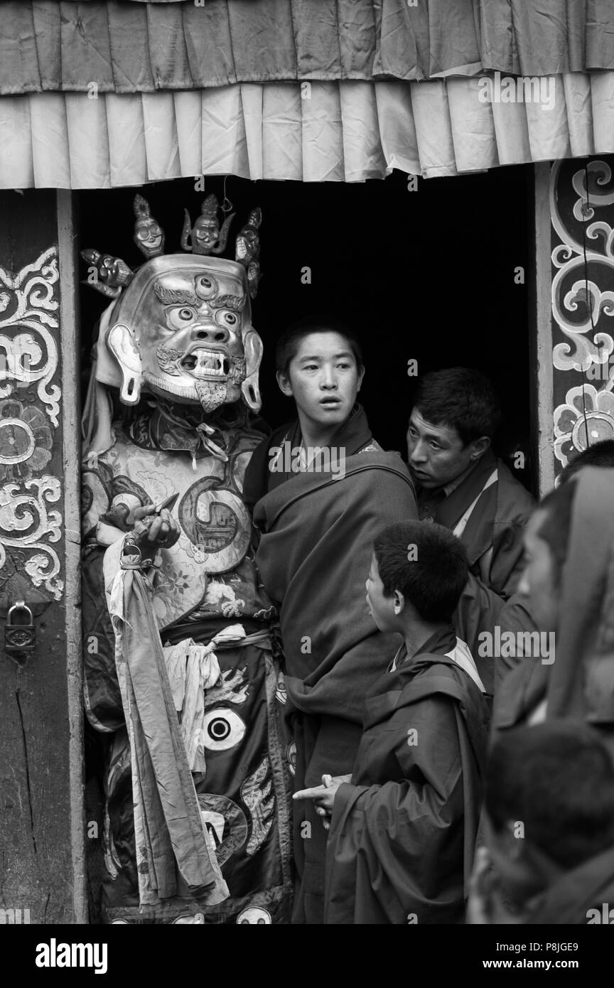 Monk & dancers au Monlam Chenpo, Katok Dorjeden - Monastère, Kham, Tibet oriental (), province du Sichuan, Chine Banque D'Images