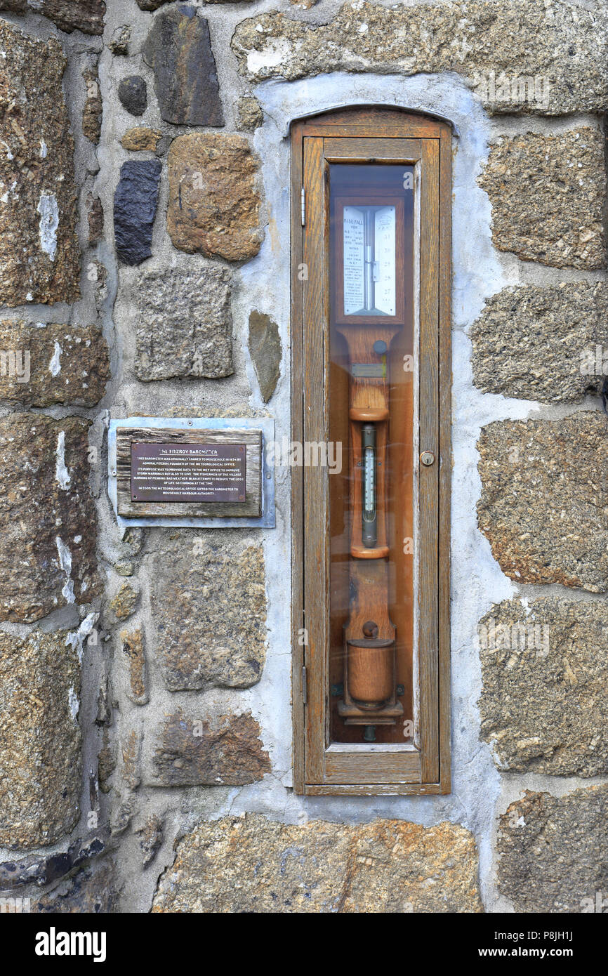 Le Baromètre Fitzroy dans le mur de l'auberge de bateau, Mousehole, Cornwall, England, UK. Banque D'Images