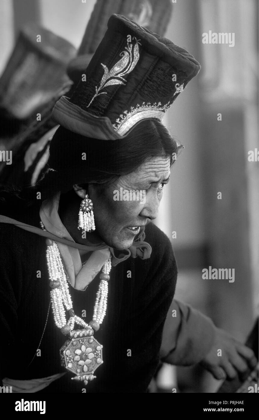 Femme LADAKHIS, collier et gau fort avec la semence PEARL, corail, turquoise, or et rubis, monastère de Tikse - LADAKH, INDE Banque D'Images