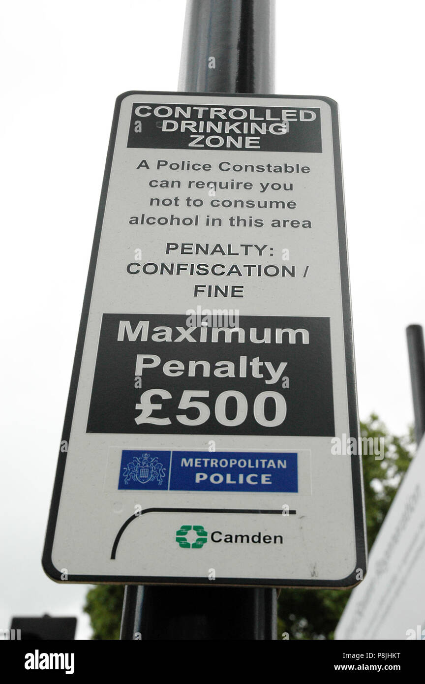 La consommation contrôlée 'zone' signer l'interdiction de boire de l'alcool  dans un lieu public, Bloomsbury, Camden, London, England, UK Photo Stock -  Alamy