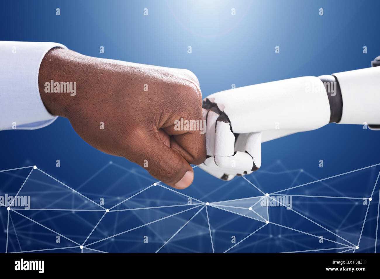 Robot et la main de l'homme faisant Fist Bump sur toile numérique bleu Banque D'Images