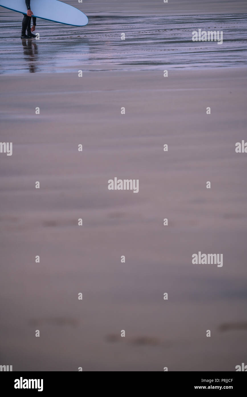 Instructeur de surf avec son voile sur la plage de Saint Austell, Cornwall, UK Banque D'Images