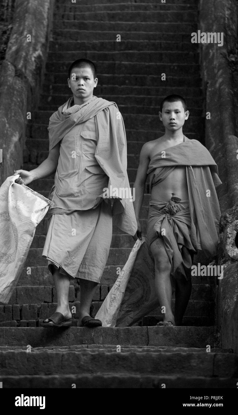 Monks sur escalier près de Wat Pa Huak dans l'ancienne ville de la Province française de Luang Probang - LAOS Banque D'Images