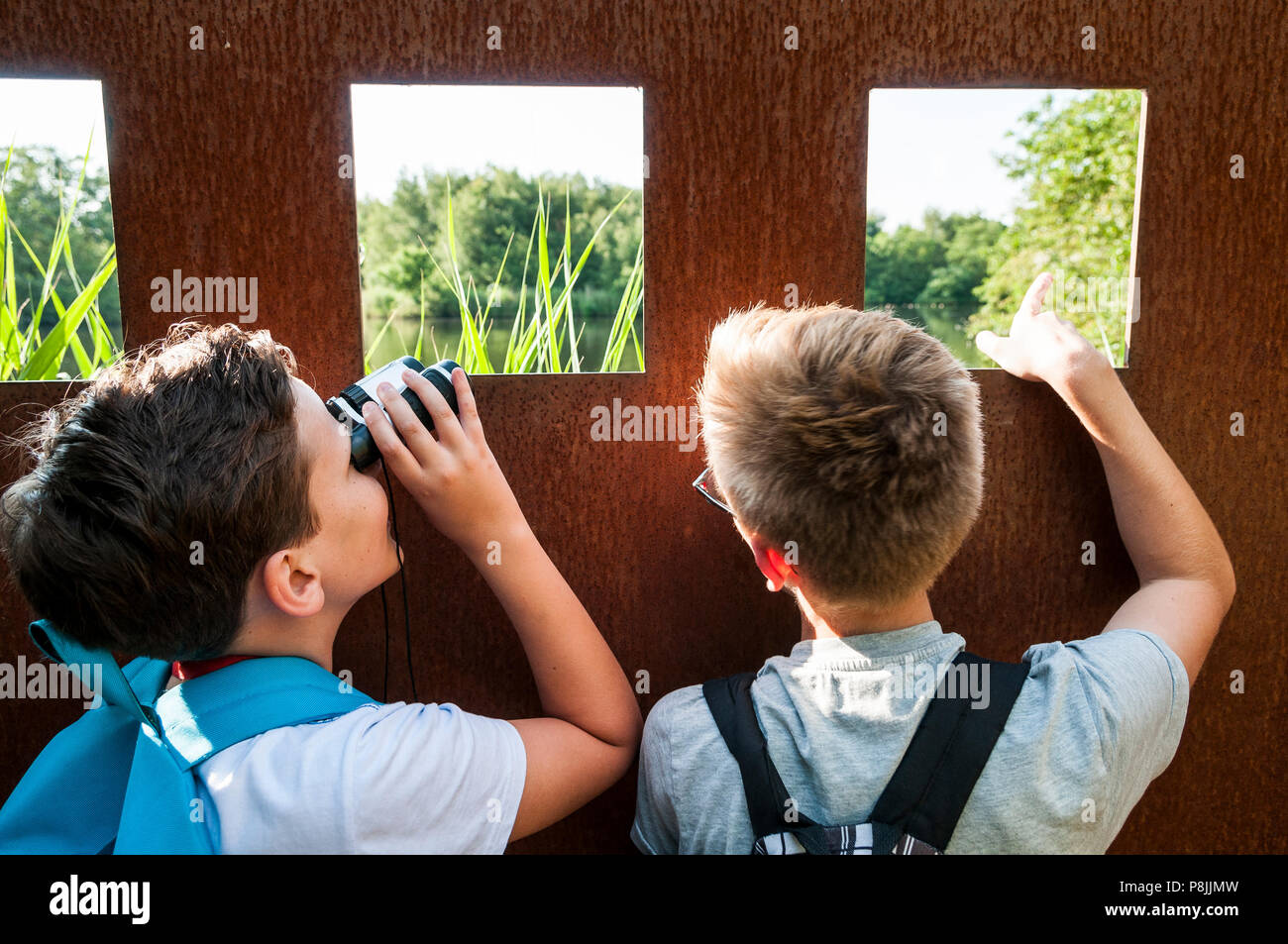Classe de l'école de Rotterdam observer les oiseaux à l'extérieur de la ville. Banque D'Images