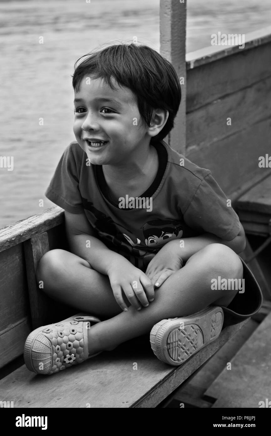 VAJRA LOVELL GARRETT dans un bateau sur le Mékong, Luang Prabang, Laos M. Banque D'Images