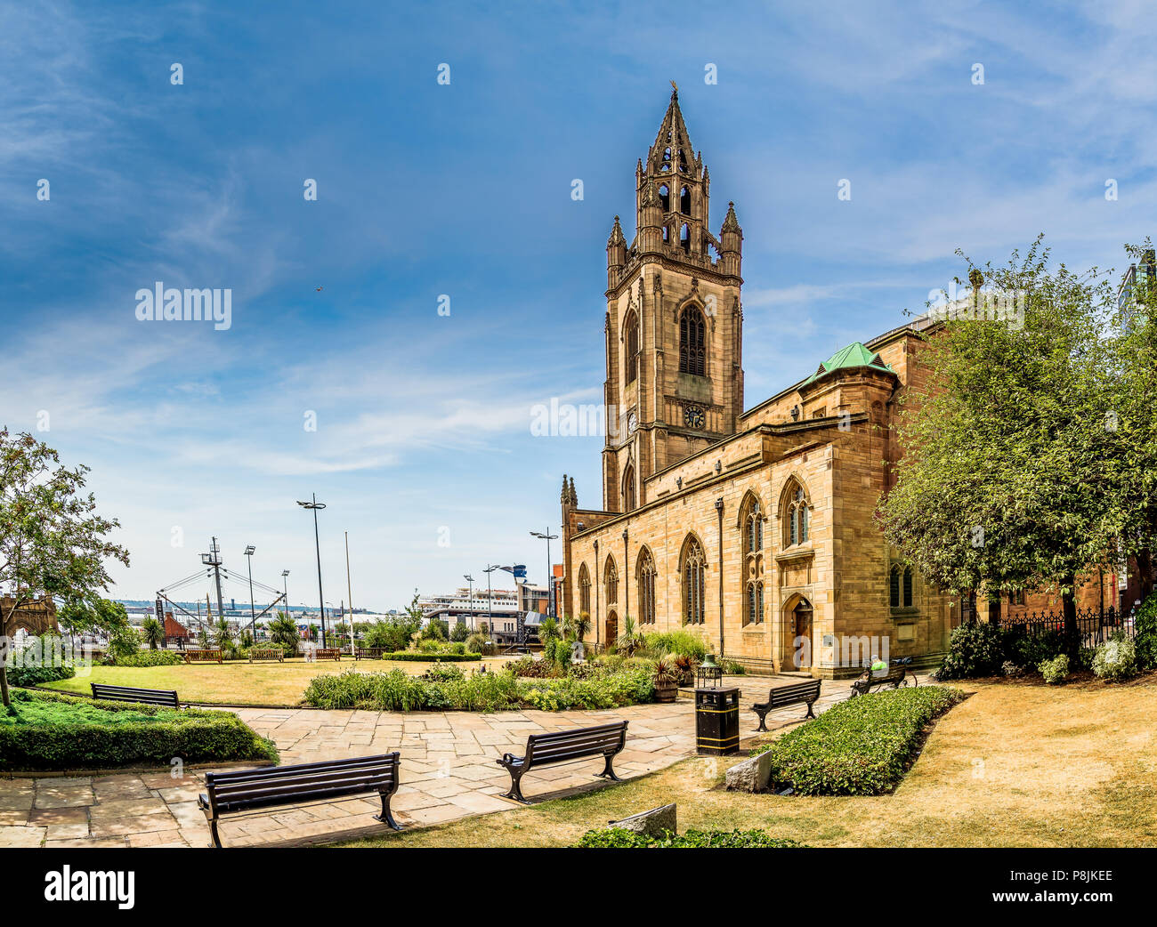 L'église paroissiale de Notre-Dame et Saint-Nicolas. Cette église historique dispose d'une flèche une fois utilisés pour la navigation maritime, et des jardins pittoresques. Banque D'Images