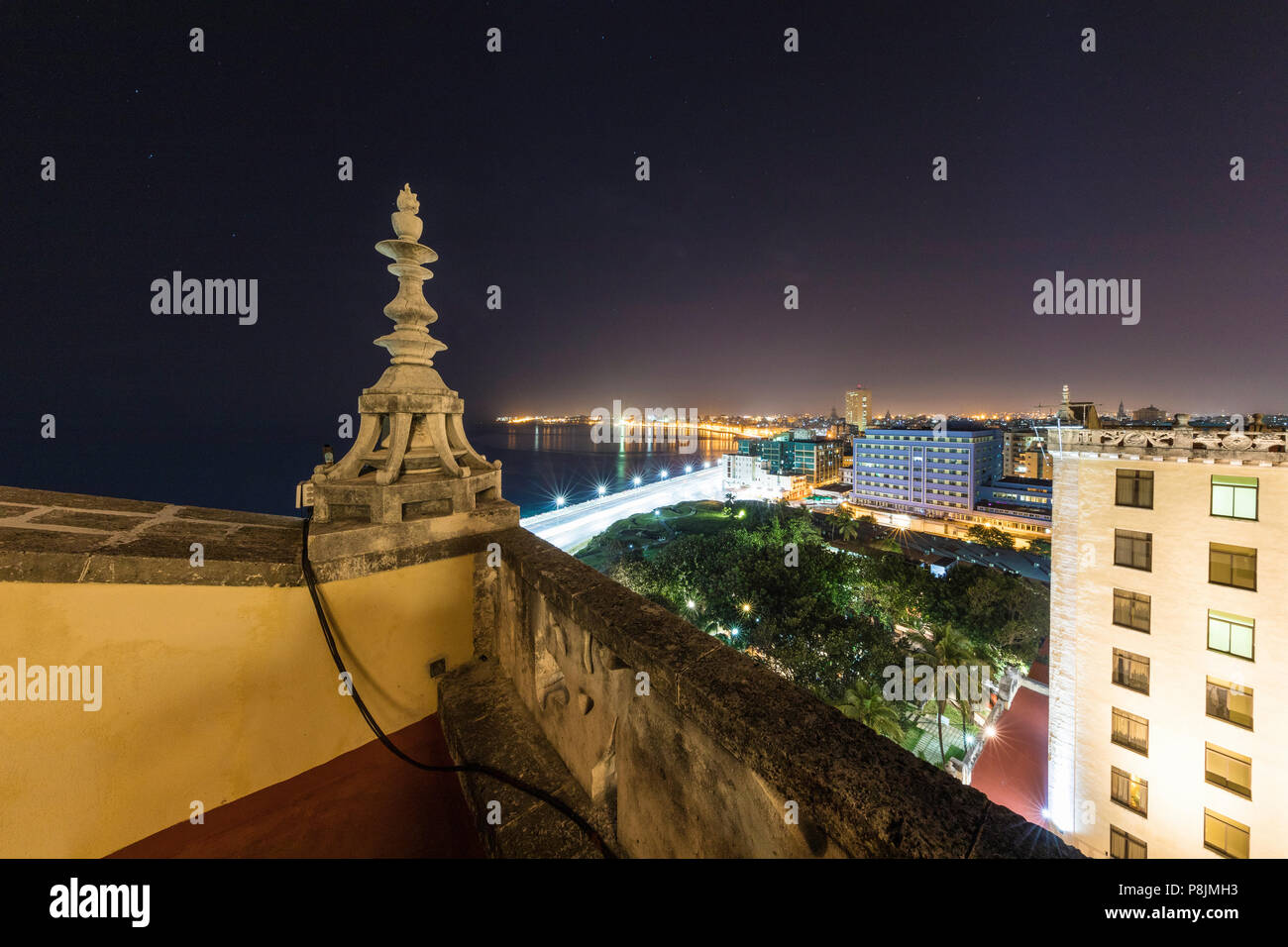 L'historique Hôtel Nacional de Cuba dans la nuit, situé sur le Malecón au milieu de Vedado, Cuba Banque D'Images