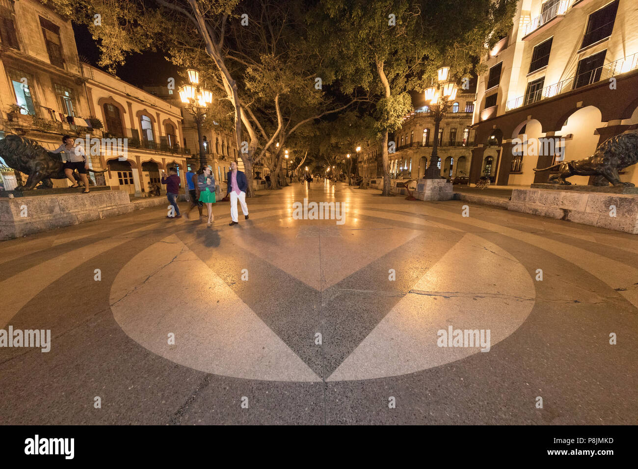 Le Paseo del Prado de marche de nuit, la principale promenade piétonnière à La Havane, Cuba Banque D'Images