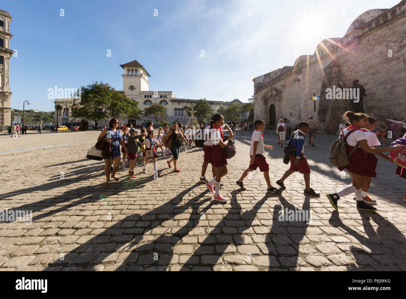 Les enfants de l'école sur un champ de classe voyage dans la Plaza de San Francisco, La Havane, Cuba Banque D'Images