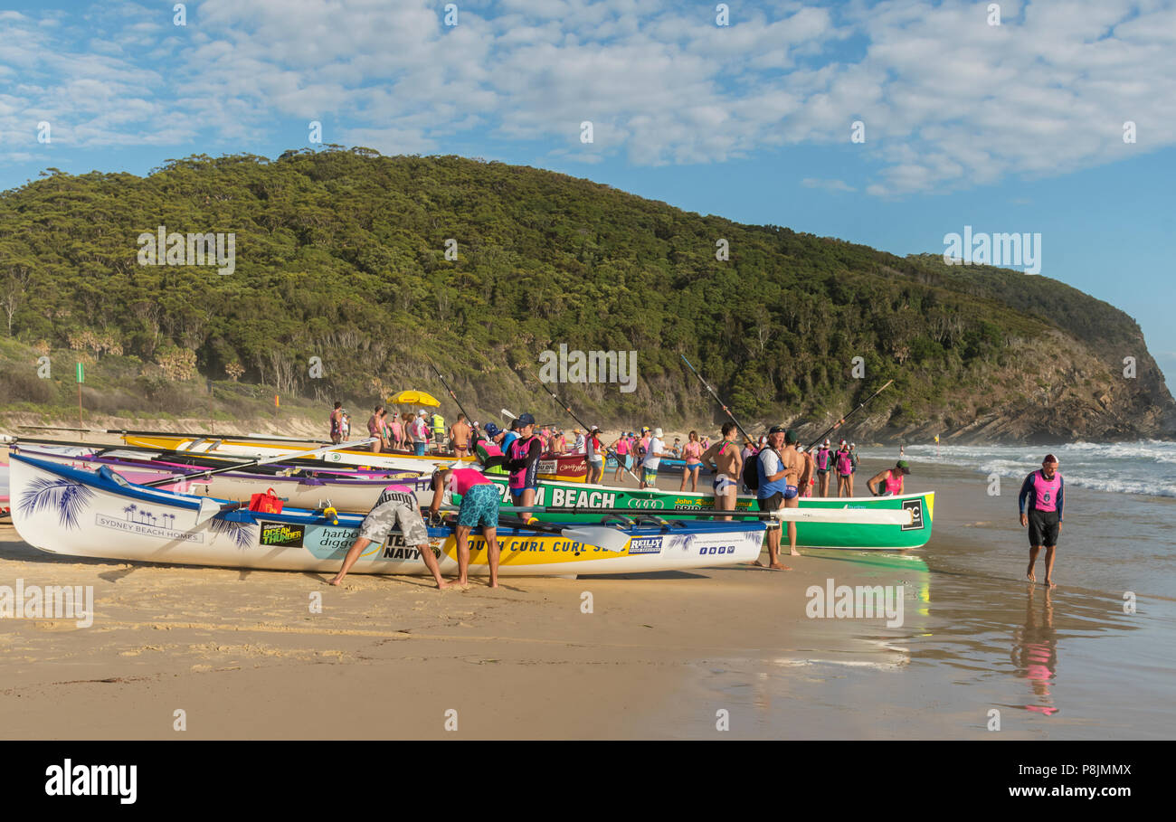 Pacific Palms, New South Wales, Australie. Le 25 février 2018. La bataille de bateaux, voile surf non identifiés à l'eau prendre des rameurs dans le NSW Australie. Banque D'Images