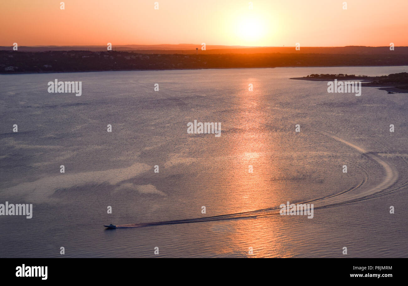 Les plaisanciers sur le lac Travis profiter des derniers rayons de soleil sur une magnifique soirée dans le Texas Hill Country. Banque D'Images