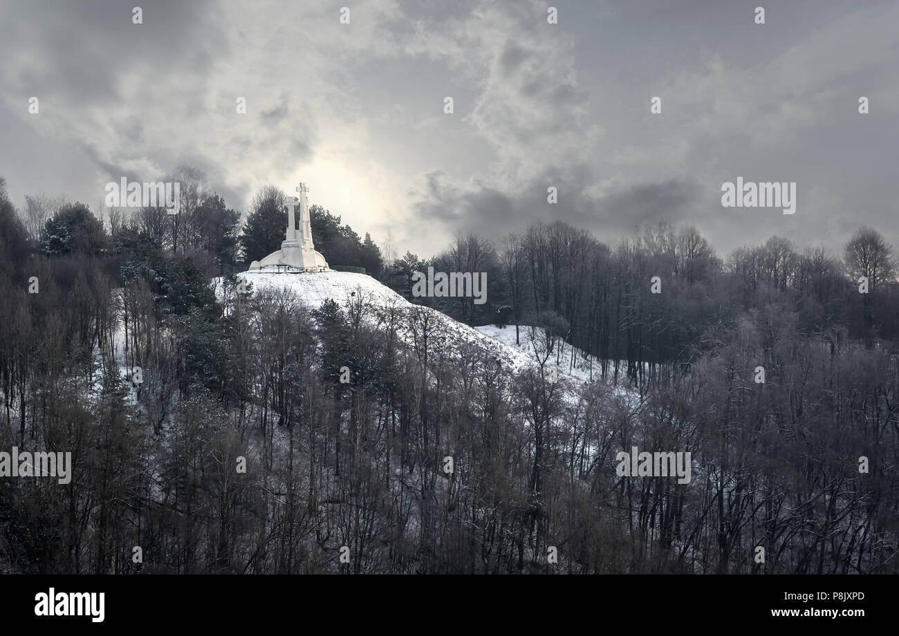 Vue de la Trois Croix blanche - un monument à Vilnius, Lituanie, sur la colline des trois croix, à l'origine connu comme la Colline Bald, sous d Banque D'Images