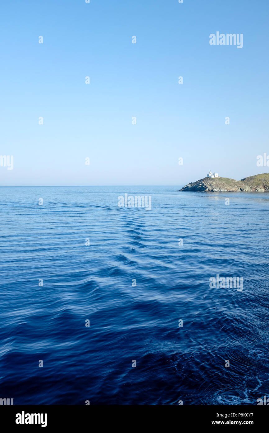 Arrivant par bateau sur le port de l'île de Kéa, passant d'une église traditionnelle grecque au bord côtes sur une chaude journée d'été, Kea, la Grèce, l'Europe. Banque D'Images