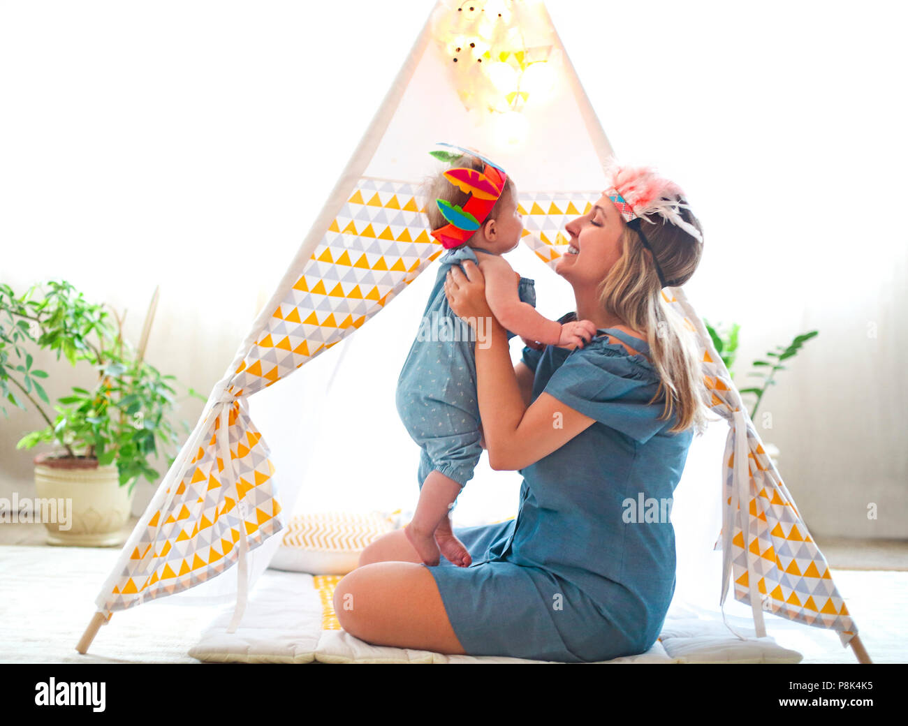 Mère et fille mignonne à jouer ensemble à l'intérieur Banque D'Images