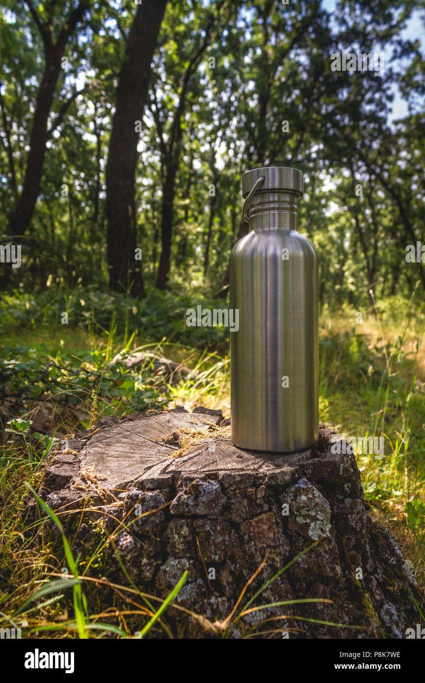 Bouteille en acier dans la nature, les bois, la randonnée, l'Hydratation, réduction en plastique Banque D'Images